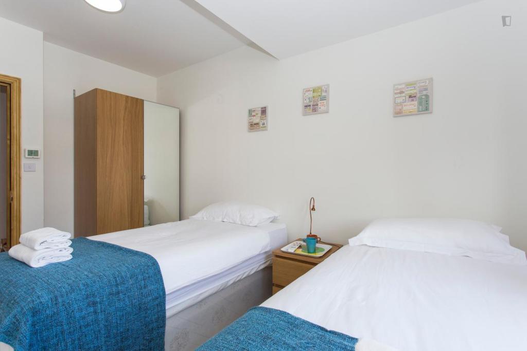 406 Harrow Hotel London Room photo
