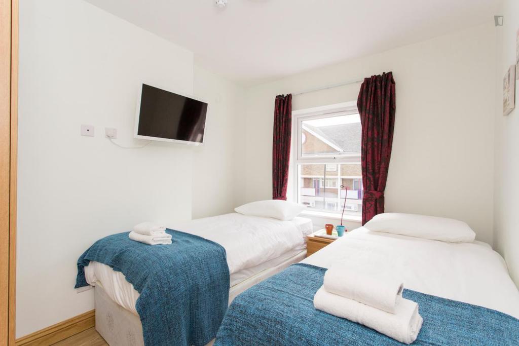 406 Harrow Hotel London Room photo