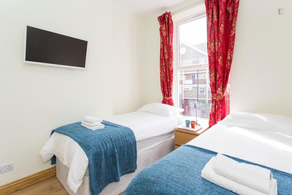 406 Harrow Hotel London Room photo