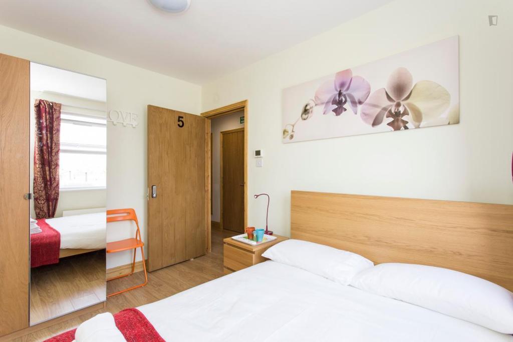 406 Harrow Hotel London Room photo